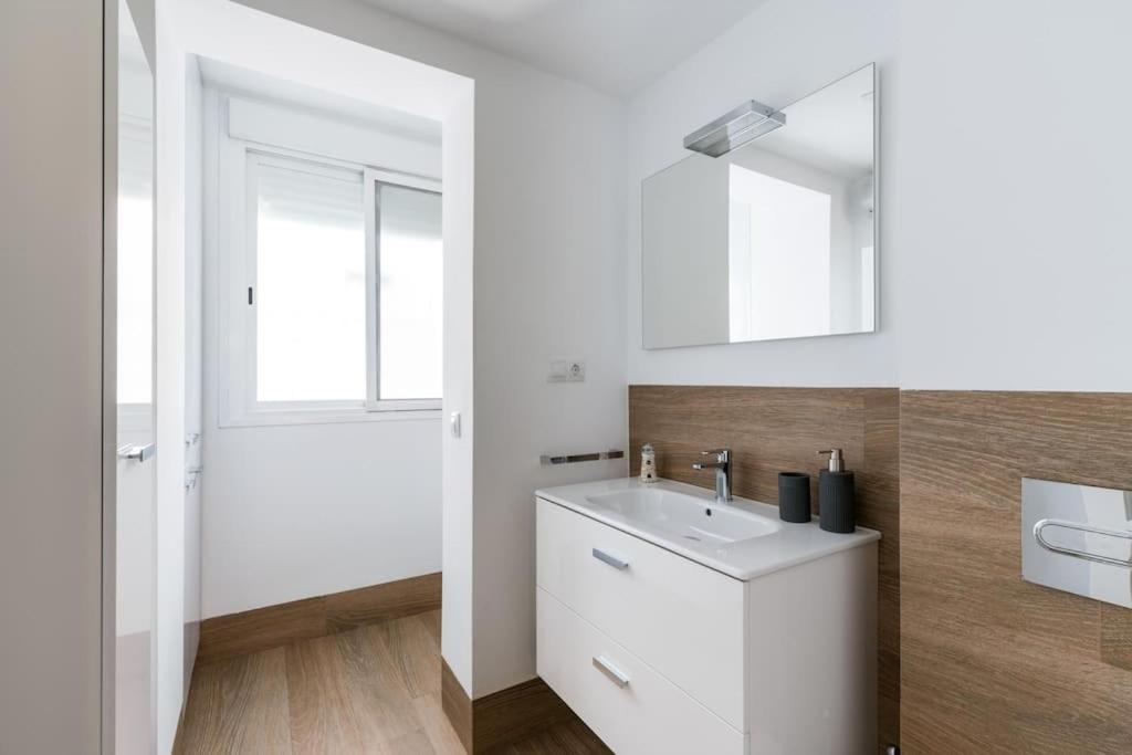 Apartamento Moderno En Triana 2 Dormitorios Y Aire Acondicionado Севилья Экстерьер фото